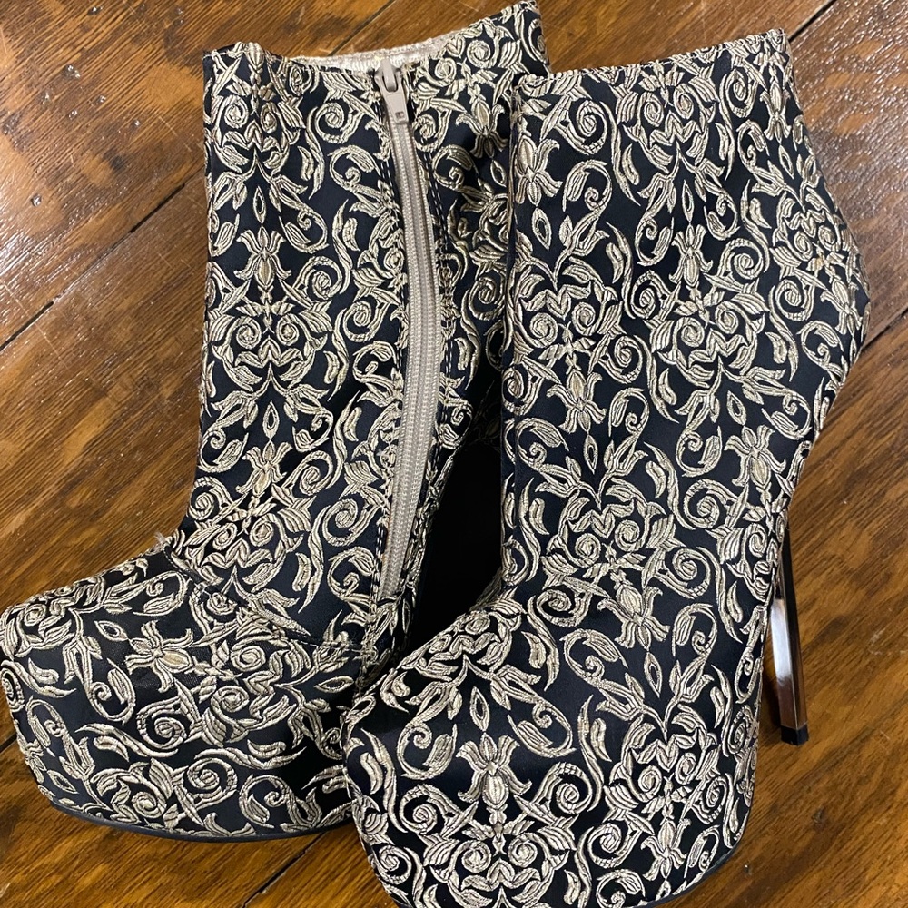 Brand new! 2B Elegant Black and Gold Embroidered Women's Stiletto Boots